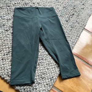 Lululemon capri leggings size 8 greenish/blue color